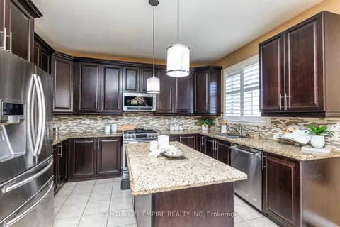 21 Denbury Crt, Whitby, ON L1M 2N9