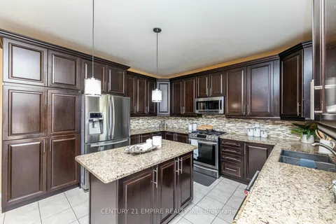 21 Denbury Crt, Whitby, ON L1M 2N9