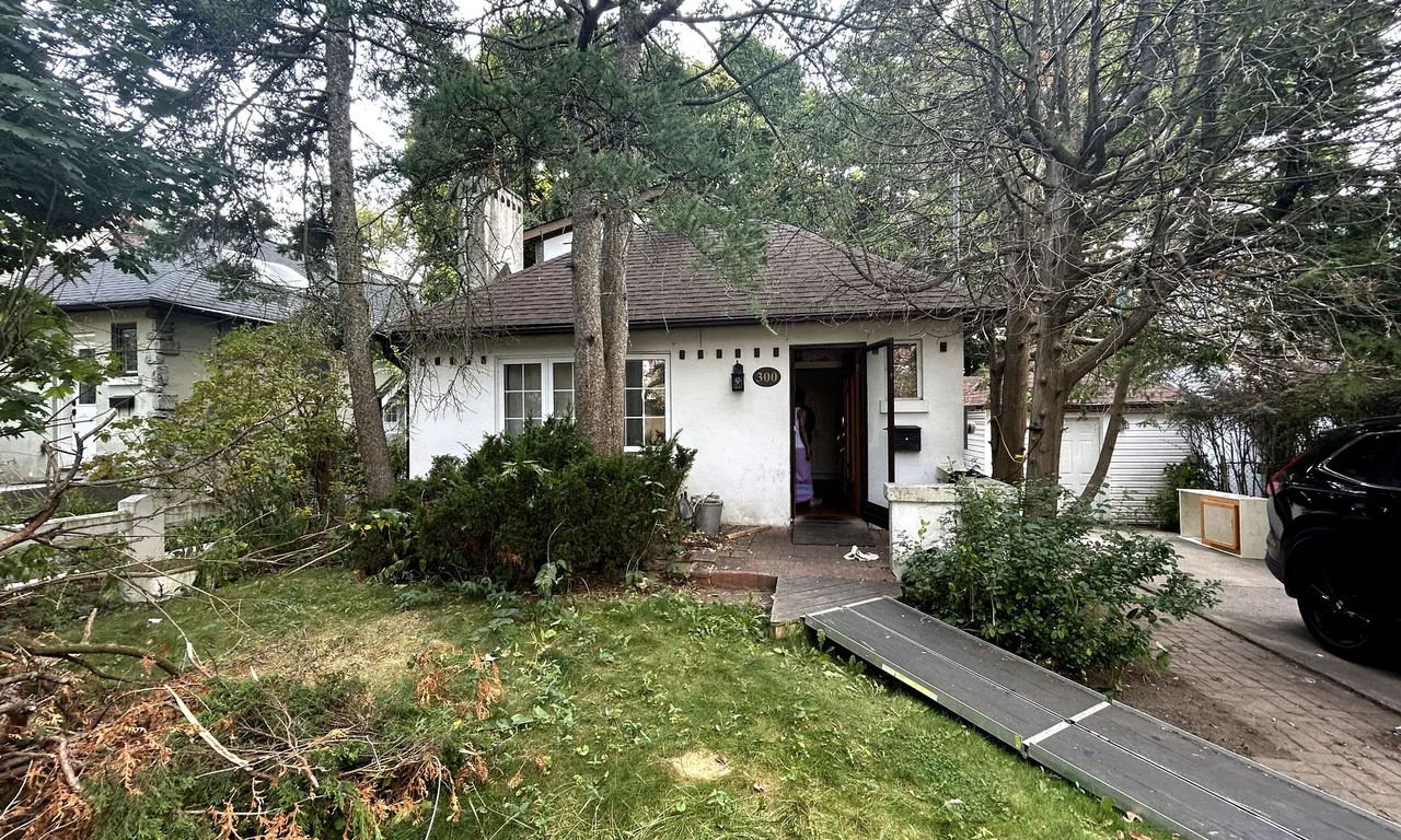 300 Blantyre Ave, Toronto, ON M1N 2S5