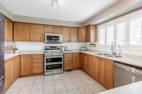 98 Wetherburn Dr, Whitby, ON L1P 1N5