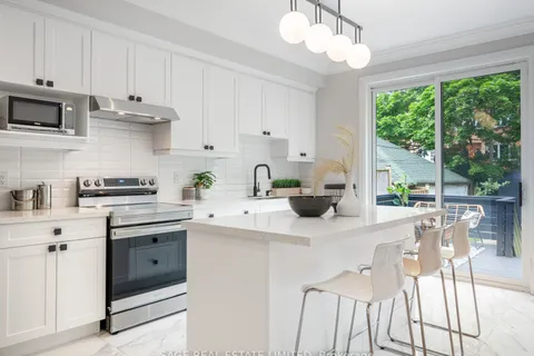 72 Curzon St, Toronto, ON M4M 3B4