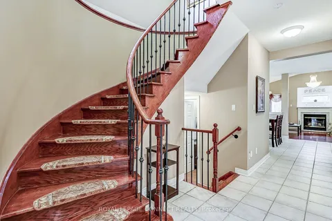 2002 Bloomfield Crt, Pickering, ON L1X 2W8