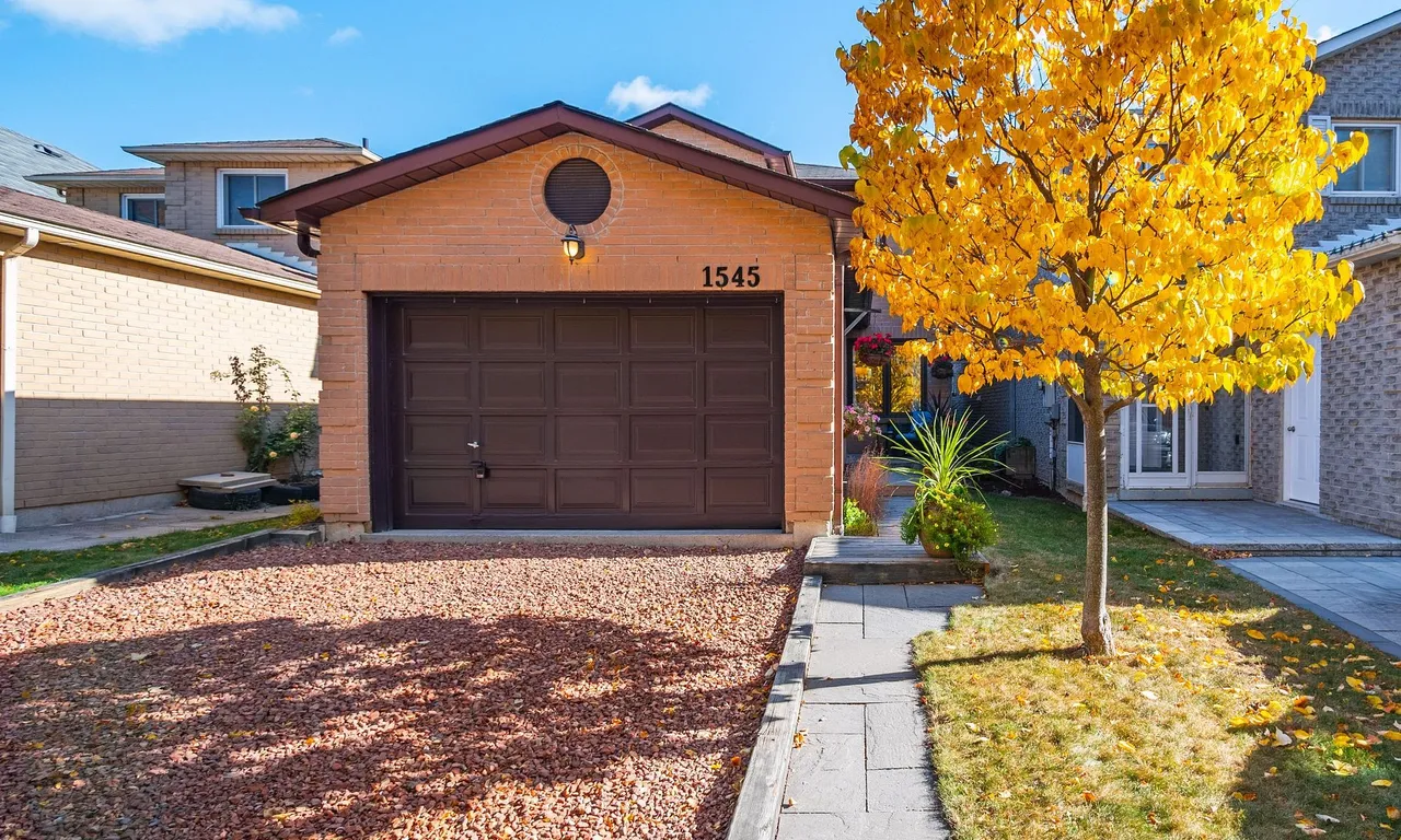 1545 Marshcourt Dr, Pickering, ON L1V 6C8