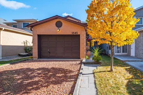 1545 Marshcourt Dr, Pickering, ON L1V 6C8