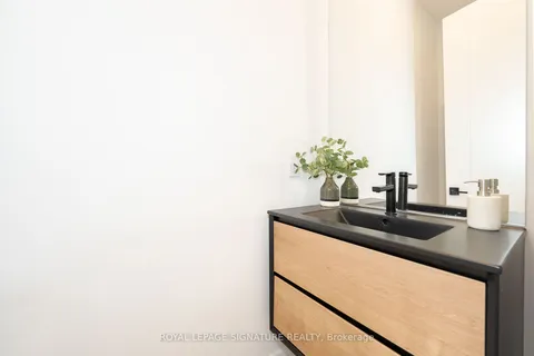 99 Yardley Ave, Toronto, ON M4B 2A9