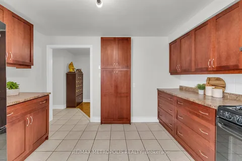 6 Danton Crt, Ajax, ON L1S 3G1