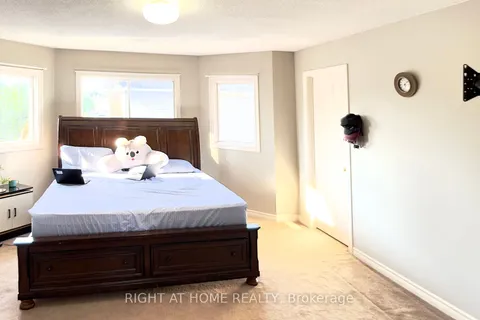 458 Meadow St, Oshawa, ON L1L 1B9