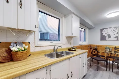 677 Grandview Dr, Oshawa, ON L1H 7V9
