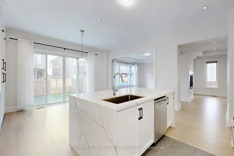 18 Meteorite St, Richmond Hill, ON L4C 4V7