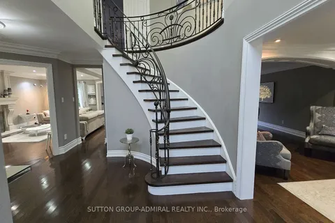932 Schaeffer Otlk, Newmarket, ON L3X 1V9