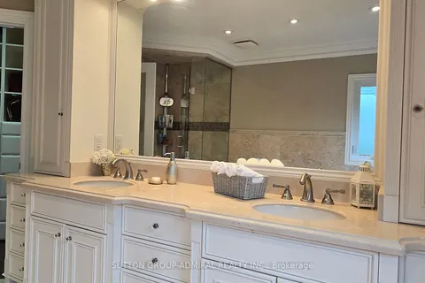 932 Schaeffer Otlk, Newmarket, ON L3X 1V9