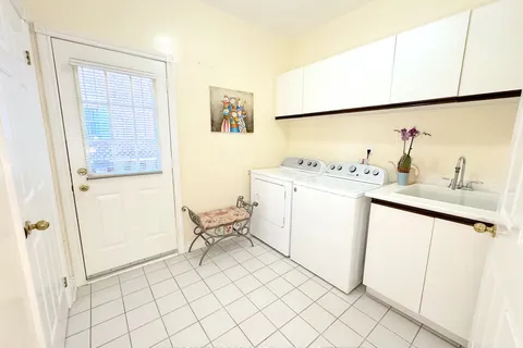 27 Leicester Rd, Richmond Hill, ON L4B 3V5