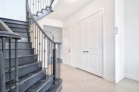 29 Charlotte Abby Dr, East Gwillimbury, ON L9N 0T1