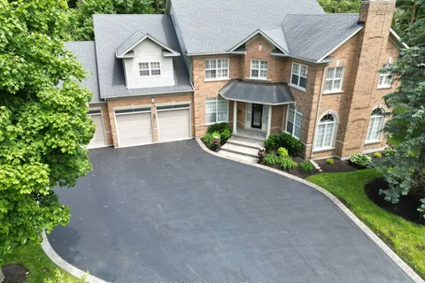 4 Lenarthur Crt, Aurora, ON L4G 6M2
