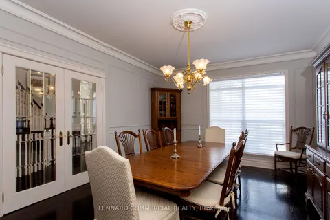 4 Lenarthur Crt, Aurora, ON L4G 6M2