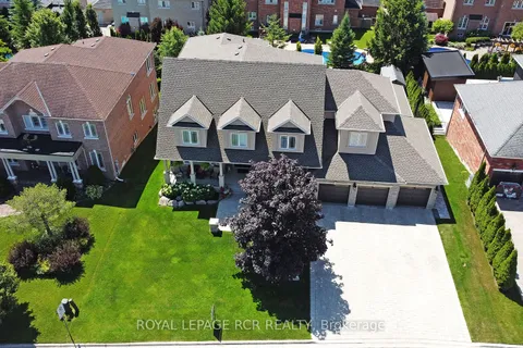 100 Woodland Hills Blvd, Aurora, ON L4G 7T5