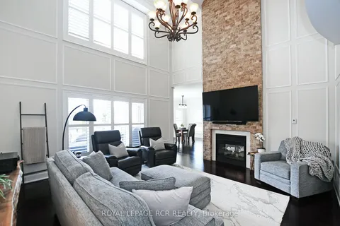 100 Woodland Hills Blvd, Aurora, ON L4G 7T5