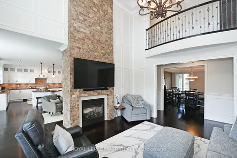 100 Woodland Hills Blvd, Aurora, ON L4G 7T5