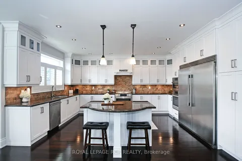 100 Woodland Hills Blvd, Aurora, ON L4G 7T5