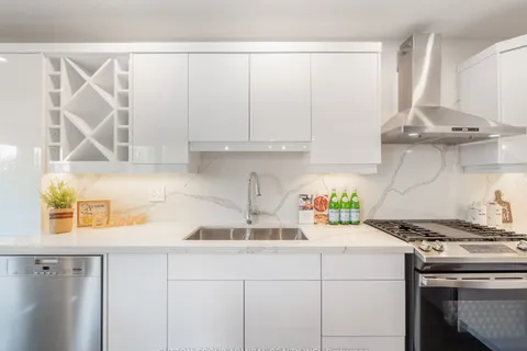 97 Golf Links Dr, Aurora, ON L4G 3V4