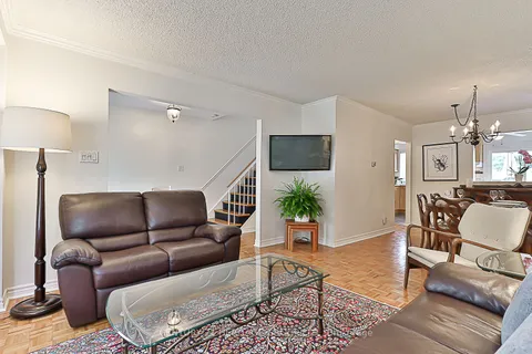 36 Hillview Dr, Newmarket, ON L3Y 4H9