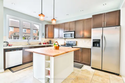 25 Cliff Gunn Rd, Newmarket, ON L3X 3J8