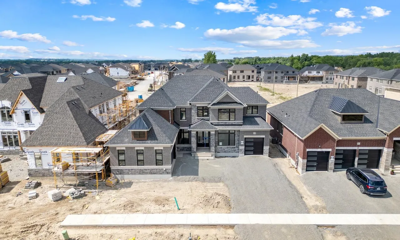 10 Magnolia Ave, Adjala-Tosorontio, ON L0G 1W0