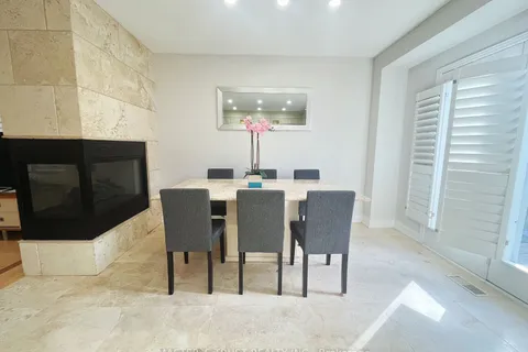 596 Willowick Dr, Newmarket, ON L3X 2A9