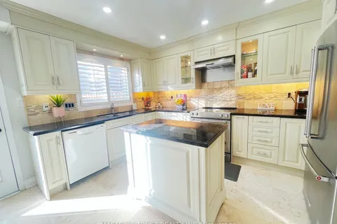 596 Willowick Dr, Newmarket, ON L3X 2A9