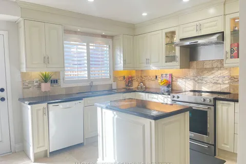 596 Willowick Dr, Newmarket, ON L3X 2A9