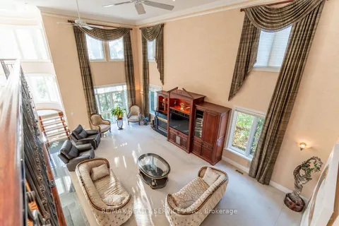 90 Humberview Dr, Vaughan, ON L4H 1B5