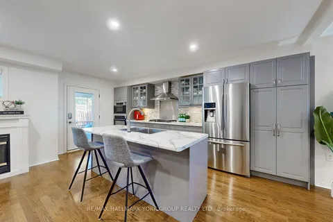 329 Warner Cres, Newmarket, ON L3X 2G7