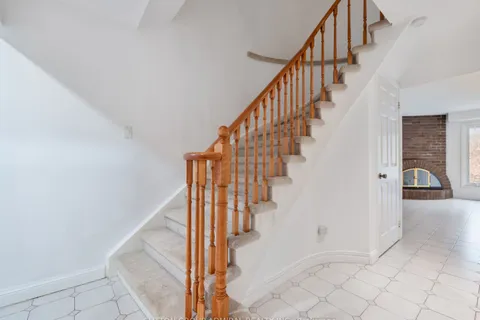 233 Mullen Dr, Vaughan, ON L4J 2V8