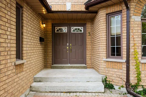 3 Creekview Avenue, Richmond Hill, ON L4C 9X1