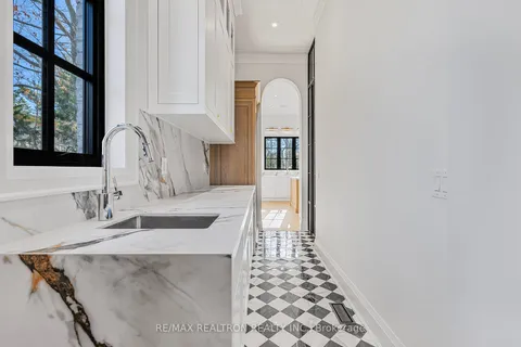 184 Richmond St, Richmond Hill, ON L4C 3Y8