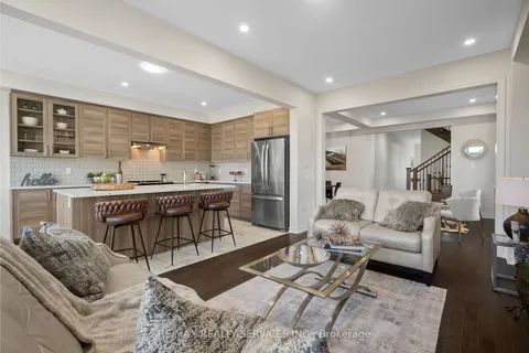 211 Thompson Dr, East Gwillimbury, ON L9N 1E2