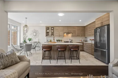 211 Thompson Dr, East Gwillimbury, ON L9N 1E2