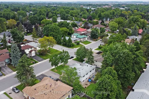 13 McDonald Dr, Aurora, ON L4G 2T4