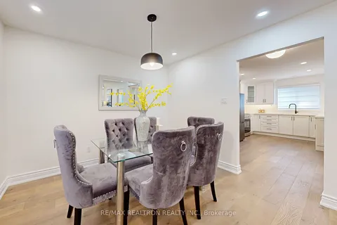 5 Illingworth Crt, Aurora, ON L4G 3T7