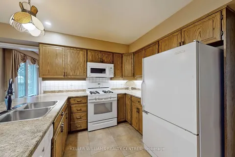31 Royal Crt, Bradford West Gwillimbury, ON L3Z 2P5