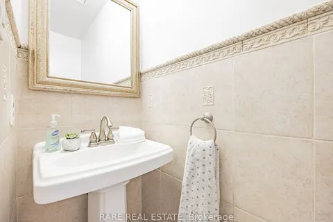 5 Mabley Cres, Vaughan, ON L4J 2Z7