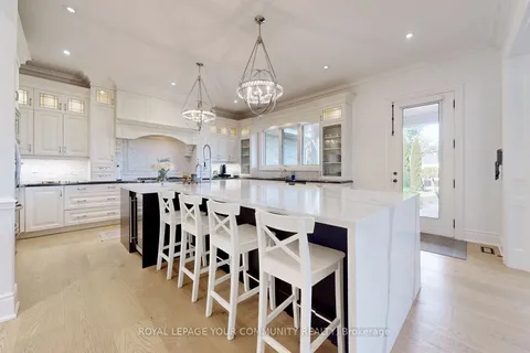 111 Lake Woods Dr, Whitchurch-Stouffville, ON L4A 1P1