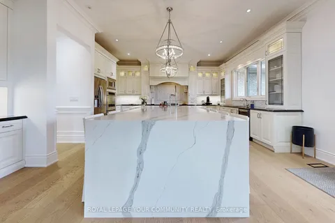 111 Lake Woods Dr, Whitchurch-Stouffville, ON L4A 1P1