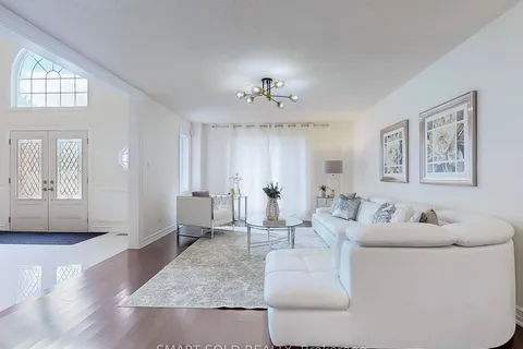 805 Lockwood Circ, Newmarket, ON L3X 1K8