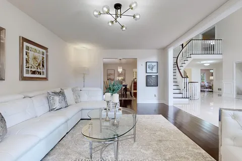 805 Lockwood Circ, Newmarket, ON L3X 1K8