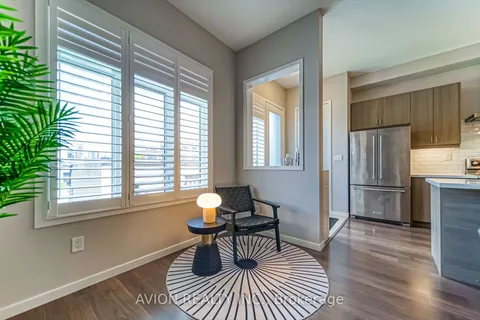 1256 Wellington St, Aurora, ON L4G 2C9