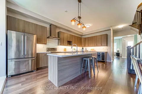 1256 Wellington St, Aurora, ON L4G 2C9