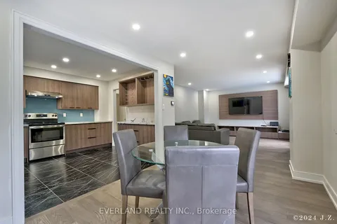 106 Wesley St, Newmarket, ON L3Y 3N8