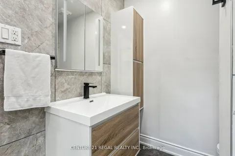 153 Clarence St, Vaughan, ON L4L 1L4