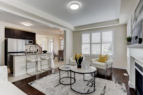 25 Thomas Phillips Dr, Aurora, ON L4G 0X2